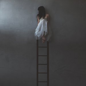 Einsame Frau auf Leiter