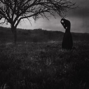 Traurige Figur Dunkle Landschaft