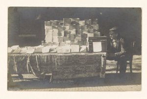 Buchhändler Frederik Coster neben seinem Bücherstand auf dem Hofplein in Alkmaar von Anonymous