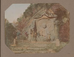 Drei Männer bei einem Relief mit Buddha in Hakone, Japan von Anonymous