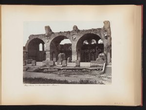 Gezicht op de Basilica van Maxentius op het Forum Romanum te Rome, Italië