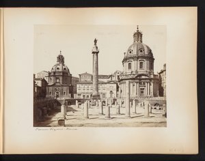Ansicht des Trajansforums in Rom, mit der Trajanssäule und den Kirchen Santissimo Nome di Maria und Santa Maria di Loreto, Italien von Anonymous