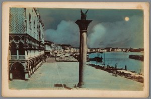Ansicht des Markusplatzes mit der Colonne di San Marco und der Ecke des Dogenpalastes in Venedig