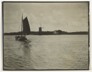 Blick über einen Fluss oder das IJsselmeer, mit einem Segelschiff und einer Mühle, Niederlande