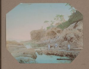 Männer und Frauen an der Küste bei Chigogafuchi auf Enoshima, Japan von Anonymous