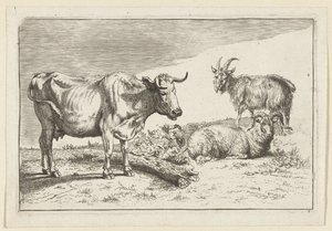 Stehende Kuh mit gedrehtem Horn mit einem Schaf und einer Ziege