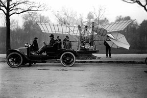 Flieger Alberto Santos Dumont (Santos-Dumont) (1873-1932) transportiert sein Flugzeug in seinem Auto von Anonymous Anonymous