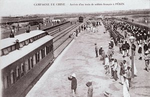 Ankunft eines französischen Soldatenzugs in Peking während der China-Kampagne. Fotografie um 1900-1901 - Private Sammlung