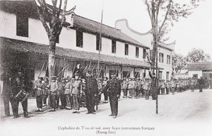 Chinesische Waisen mit ihren französischen Lehrern in der Region Kiang Sou Fotografie vom Anfang des 20. Jahrhunderts - Private Sammlung