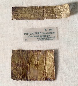 Christliche Antiquitäten: Goldenes Phylakterion (Pergamentstück) eines Christen aus einer gnostischen Sekte. Aus Kerch, Fundort Kop-Takil (Ukraine, antikes Griechenland). Louvre Museum, Paris von Anonymous Anonymous