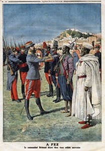 Kommandant Edouard Bremond (1868-1948) dekoriert zwei alte marokkanische Soldaten in Fes. Gravur in „Le Petite Journal“ vom 21.01.1912. Private Sammlung.