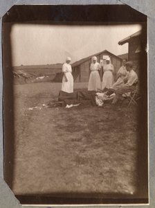 Erster Weltkrieg 1914-1918: Heliotherapie. Verwundete Soldaten und Krankenschwestern des Französischen Roten Kreuzes, Lager von Couville in der Manche, Untere Normandie, Frankreich. Anonyme Fotografie Juli 1917. Private Sammlung, Stella. von Anonymous Anonymous