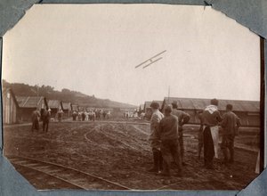 Erster Weltkrieg 1914-1918: Militärstaffel von Mont Saint Martin fliegt über das Lager von Couville, Manche, Untere Normandie, Frankreich. Anonyme Fotografie Juni 1917. Private Sammlung, Stella. von Anonymous Anonymous
