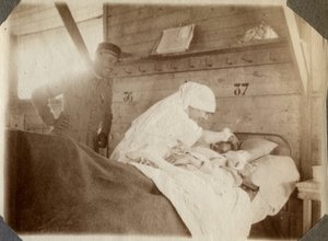 Erster Weltkrieg 1914-1918: Krankenschwester in einer Bluse rasiert einen Soldaten (französische Kriegswunden liegen im Bett), in Couville, Manche, Niedernormandie, Frankreich. Anonyme Fotografie Juli 1917. Private Sammlung, Stella. von Anonymous Anonymous