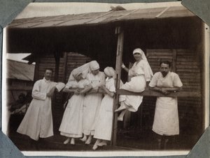Erster Weltkrieg 1914-1918: Krankenschwestern und Ärzte im Kittel in Couville, Manche, Untere Normandie, Frankreich. Anonymes Foto Juli 1917. Privatsammlung, Stella.