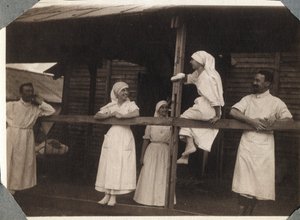 Erster Weltkrieg 1914-1918: Krankenschwestern und Ärzte im Kittel im Gespräch in Couville, Manche, Untere Normandie, Frankreich. Anonymes Foto Juli 1917. Privatsammlung, Stella. von Anonymous Anonymous