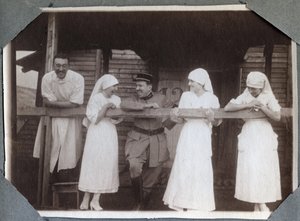 Erster Weltkrieg 1914-1918: Krankenschwestern in einer lustigen Bluse mit Soldaten und einem Arzt in Couville, Manche, Basse-Normandie, Frankreich. Anonymes Foto Juli 1917. Private Sammlung, Stella.