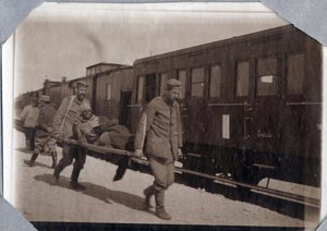 Erster Weltkrieg 1914-1918: Soldatenwunden und Tragen in einer Station im Ärmelkanal, Untere Normandie, Frankreich. Anonyme Fotografie Mai 1917. Private Sammlung, Stella. von Anonymous Anonymous