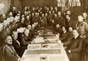 Erster Weltkrieg: Unterzeichnung des Friedensvertrags von Brest-Litowsk am 03.03.1917 zwischen den Deutschen und Russen. Das bolschewistische Reich hat andere Gebiete als Deutschland. Vertreter der Zentralmächte (oder Dreibund, Deutschland, Österreich) von Anonymous Anonymous