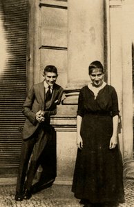 Franz Kafka mit seiner Schwester Ottla vor dem Oppelt-Haus in Prag, um 1914 von Anonymous Anonymous