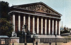 Paris: Außenansicht der Abgeordnetenkammer (Nationalversammlung, Palais Bourbon). Fotografie von 1920 in "Künstlerisches Album" der Stadt Paris. Private Sammlung.