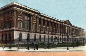 Paris: Außenansicht der Kolonnade des Louvre, erbaut von Claude Perrault (1613-1688). Fotografie von 1920 in „Artistic Album“ der Stadt Paris. Private Sammlung. von Anonymous Anonymous
