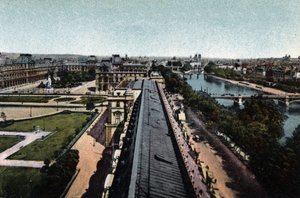 Paris: Panorama in Richtung Louvre. Die Seine und die Kathedrale Notre Dame (Notre-Dame) rechts. Fotografie von 1920 im „Artistic Album“ der Stadt Paris. Private Sammlung. von Anonymous Anonymous