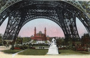 Paris: der Palais du Trocadéro gesehen unter dem Eiffelturm. Fotografie von 1920 im „Artistic Album“ der Stadt Paris. Private Sammlung.