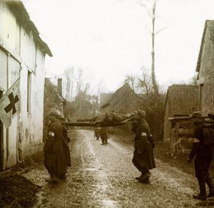 Fotografie - Stereoglasplatte über den Ersten Weltkrieg: Verletzte kommen an der Notfallstation an von Anonymous Anonymous