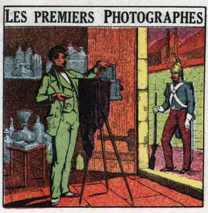 Fotografie: Die ersten Fotografen im 19. Jahrhundert. Fotograf, der einen Soldaten in seinem Studio porträtiert. Anonyme Illustration von 1925. Private Sammlung. von Anonymous Anonymous
