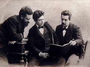 Porträt von (von links nach rechts) Alberto Franchetti, Pietro Mascagni und Giacomo Puccini, italienische Komponisten. Fotografie ca. 1900. Private Sammlung