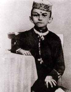 Porträt des politischen Führers Mohandas Karamchand Gandhi (1869-1948) als Kind - Fotografie um 1875 von Anonymous Anonymous