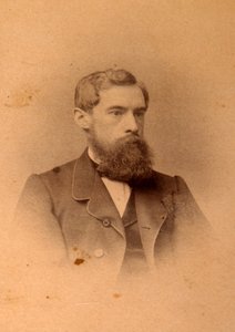 Porträt des Sammlers, Mäzens und Gründers der Galerie Pavel Mikhailovich Tretyakov (1832-1898). Albumin Foto von Anonymous Anonymous