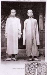 Porträt von zwei Chinesen aus der Region Yunnan in traditioneller Tracht. Fotografie aus dem frühen 20. Jahrhundert. Private Sammlung von Anonymous Anonymous