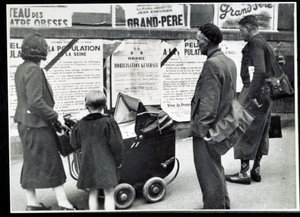 Zweiter Weltkrieg (1939-1945): Passanten lesen die Mobilisierungsplakate im September 1939 von Anonymous Anonymous