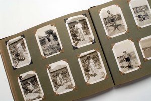 Stillleben eines Fotoalbums um 1925. von Anonymous Anonymous