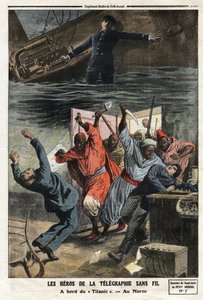 Die Helden der drahtlosen Telegrafie: An Bord der „Titanic“ sendet der Cheftelegraphist Mr. Phillips weiterhin Notrufe, trotz des Wasseranstiegs in der Telegrafenkabine. In Fès, Marokko, wurden vier TSF-Mitarbeiter von marokkanischen Plünderern angegriffen