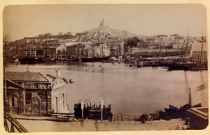 Die Stadt Marseille und ihre Umgebung um 1885-1890: Der alte Hafen und Notre Dame de la Garde, Private Sammlung von Anonymous Anonymous