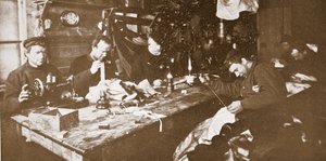 In der Hütte während des Mittwinters, die Männer nähen Pelze für Kleidung, die im Frühling beim Schlittenfahren verwendet werden soll, veröffentlicht in London 1907