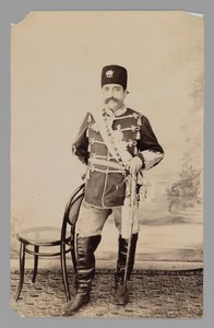 Ganzkörperporträt von Mozaffar al-Din Shah, spätes 19. - frühes 20. Jahrhundert von Antoin Sevruguin