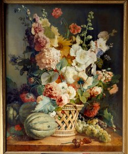 Blumen und Früchte in einem Weidenkorb