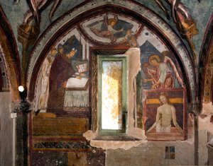 Links weiht Papst Gregor IX., damals Bischof der Stadt Ostia, die Kapelle (12. Jahrhundert) ein, rechts die Pietà, ein späteres Fresko von Antonio Aquili genannt Antoniazzo Romano (aktiv um 1461-1508). 15. Jahrhundert. Kapelle des Hl. Gregor, Kloster von S