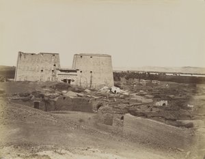 Edfu, Blick auf Pylon und Dorf