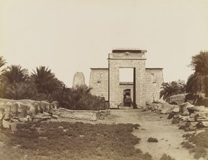 Karnak-Sphinxe und der Pylon von Ptolemaios
