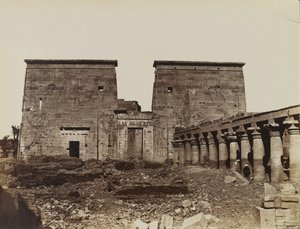 Philae, Ansicht des Pylons mit Säulen