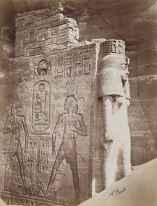 Königin im Tempel von Abu Simbel, Detailansicht des Throns und der Königin unter dem sitzenden Koloss von Ramses II. an der Nordseite des Eingangs zum Südtempel von Antonio Beato