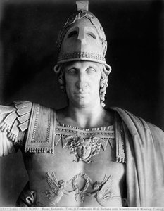 Detail der Statue von Ferdinand IV. von Bourbon in den Gewändern der Minerva (Detail)