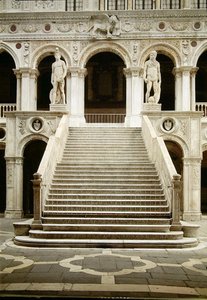 Ansicht der Scala dei Giganti, entworfen von Antonio Rizzo mit Statuen von Mars und Neptun von Jacopo Sansovino von Antonio Rizzo
