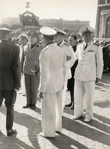 Carlo Delcroix am Ende des Krieges und die Goldmedaille in weißer Uniform vom "Ehrenkorporal" der MVSN von Antonio Savio