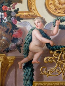 Detail eines Wandgemäldes, das einen Cherub zeigt, der einen Lorbeerkranz und eine Girlande hält